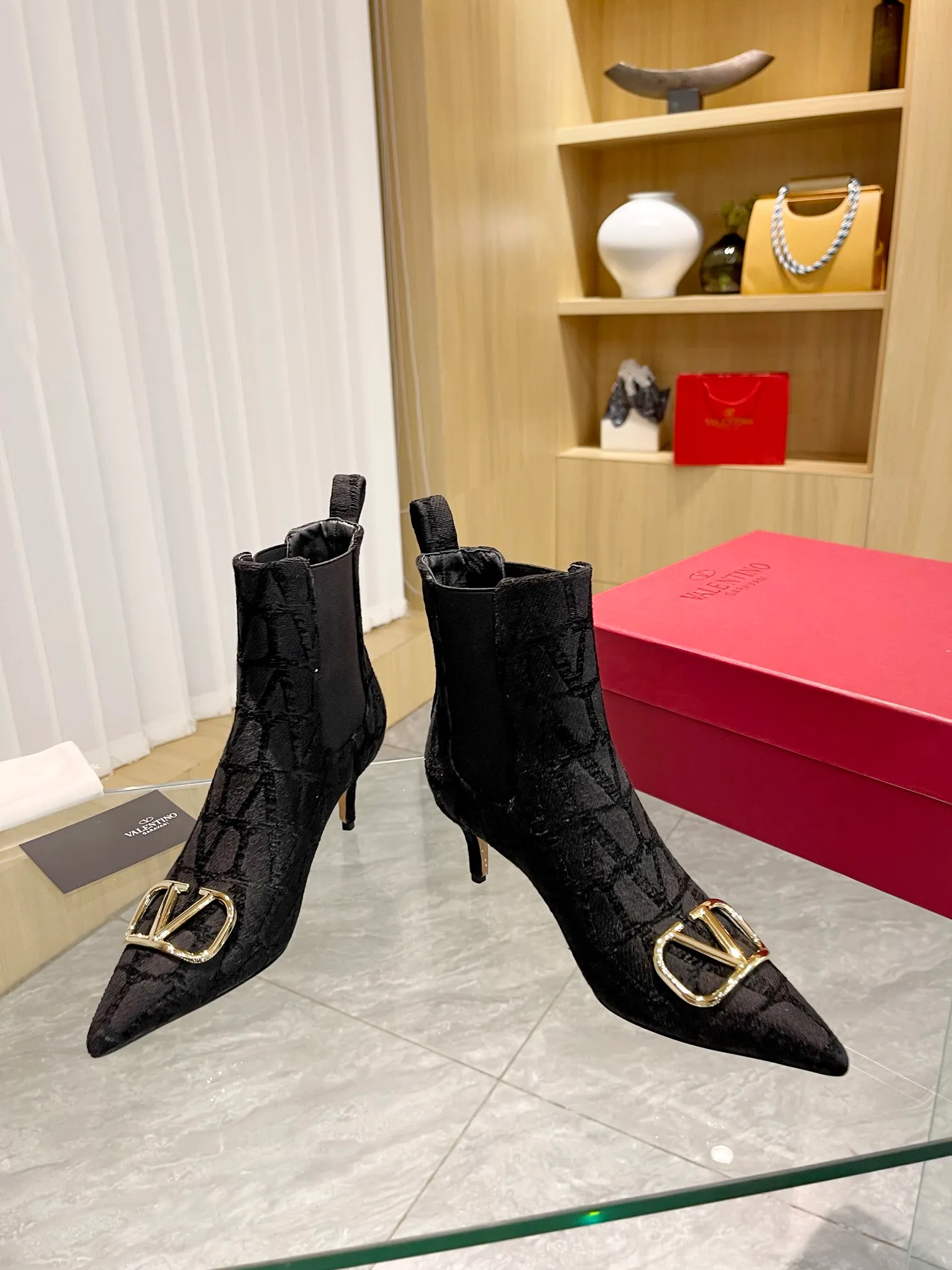 👟👟Ex-factory price 560👟👟 Genuine leather sole +40 [Valentino] Valentino ~ Unique [V logo fabric print pattern] with light gold metal [V buckle] fashion women's boots: Made with original craftsmanship, comfortable and versatile, showing long legs! Absolutely classy! Fabric: High-grade fabric printed cloth➕Imported sheepskin lining⚡Boot shaft. [Light Gold V Buckle] Decorative accessory! Outsole: 2 types: non-slip and wear-resistant rubber outsole and Italian leather sole. Size: 35−41 (customized sizes 34-42). Rubber sole, leather sole +40